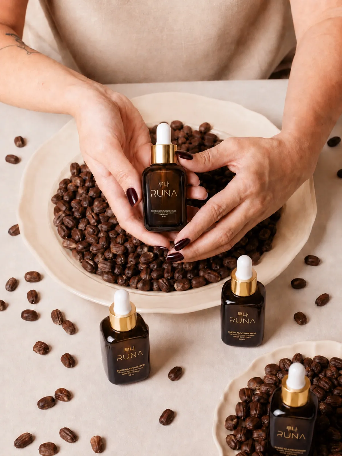 Semillas de jojoba en las manos